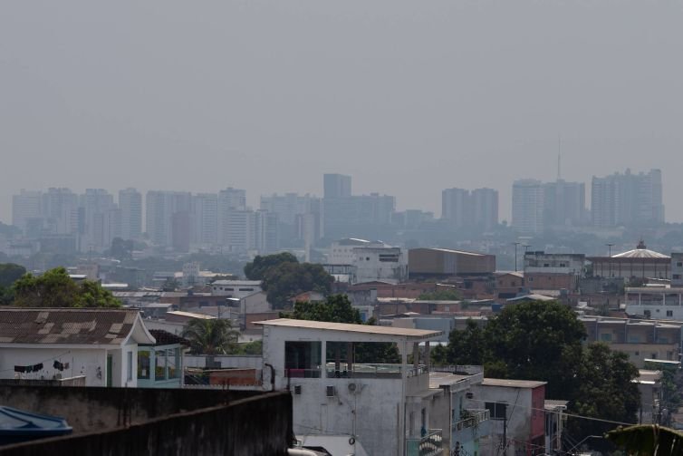 Manaus registra ar duas vezes mais poluído que o limite da OMS por fumaça de queimadas
