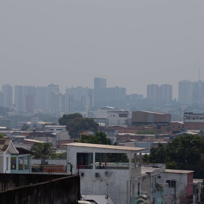 Manaus registra ar duas vezes mais poluído que o limite da OMS por fumaça de queimadas
