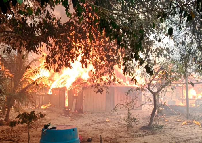 Fogo destrói escola e casas na Terra do Meio enquanto Manaus tem o pior ar do Brasil