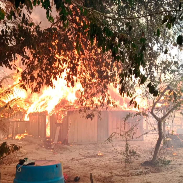 Fogo destrói escola e casas na Terra do Meio enquanto Manaus tem o pior ar do Brasil