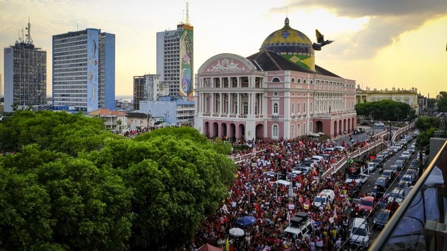 Ato em defesa de Lula e da Amazônia lota ruas de Manaus