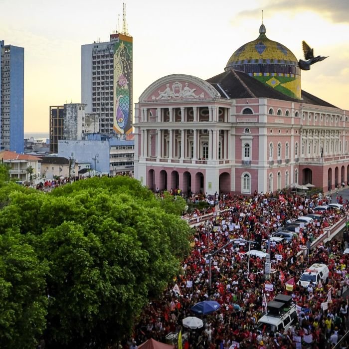 Ato em defesa de Lula e da Amazônia lota ruas de Manaus