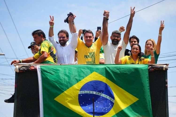 Flávio Bolsonaro promete zerar demarcações indígenas e flexibilizar licenciamento ambiental