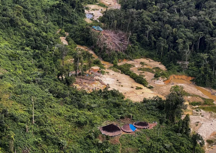 Aliados de Flávio Bolsonaro no garimpo ilegal acendem alerta para Amazônia