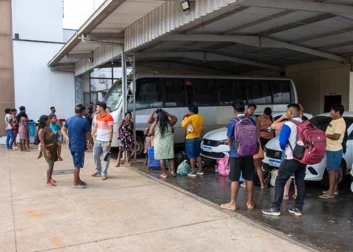 Povos indígenas viajam dias de barco e carro para votar em Altamira