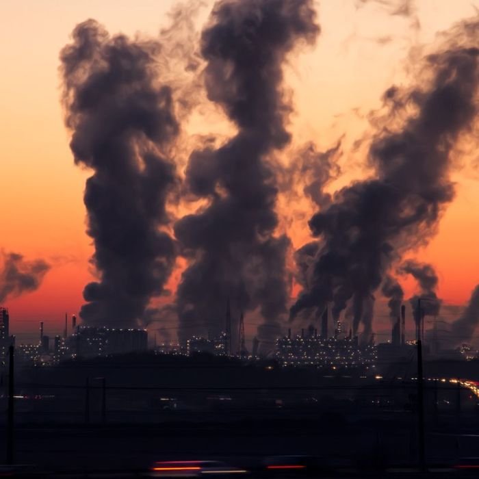 Relatório da Oxfam mostra que super-ricos poluem mais e lucram com desastres climáticos